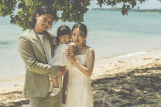 お子様も一緒に！ビーチでウェディングフォト
