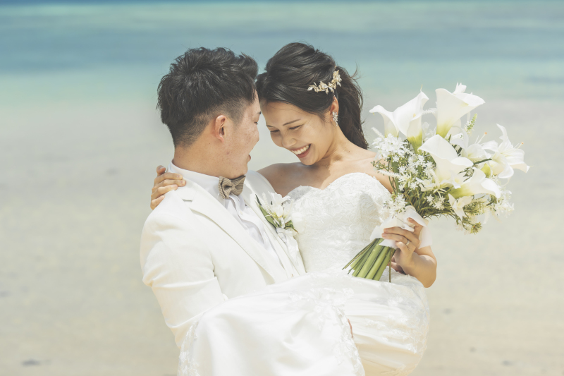 真っ白な衣装を身にまとって