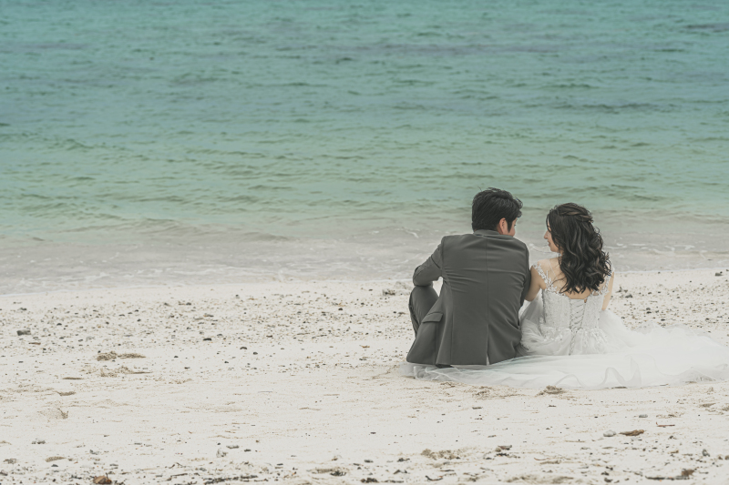 ビーチに座って