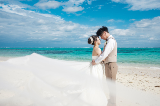 快晴のビーチでウェディングフォト