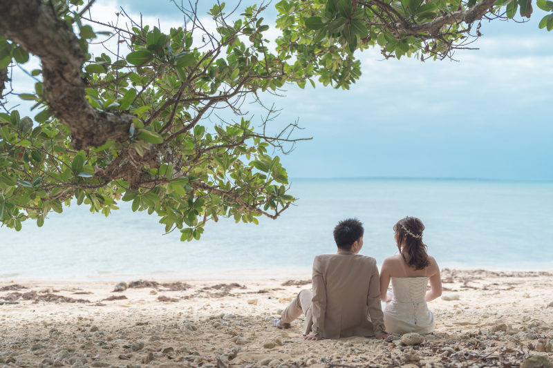 海を眺めるおふたり