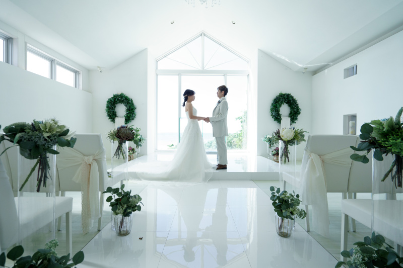 手を取り合って