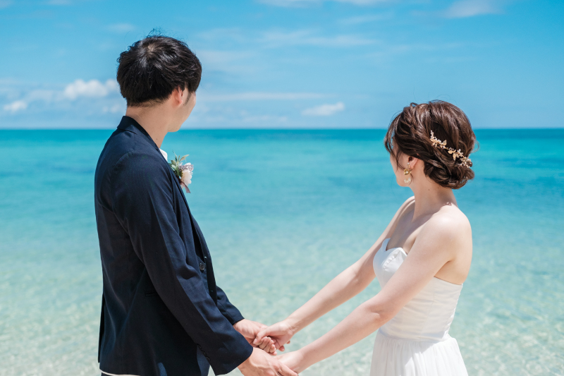 手を取り合って