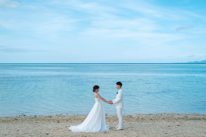 手を取り合って