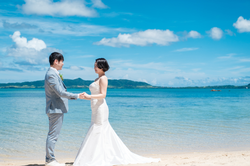 手を取り合って