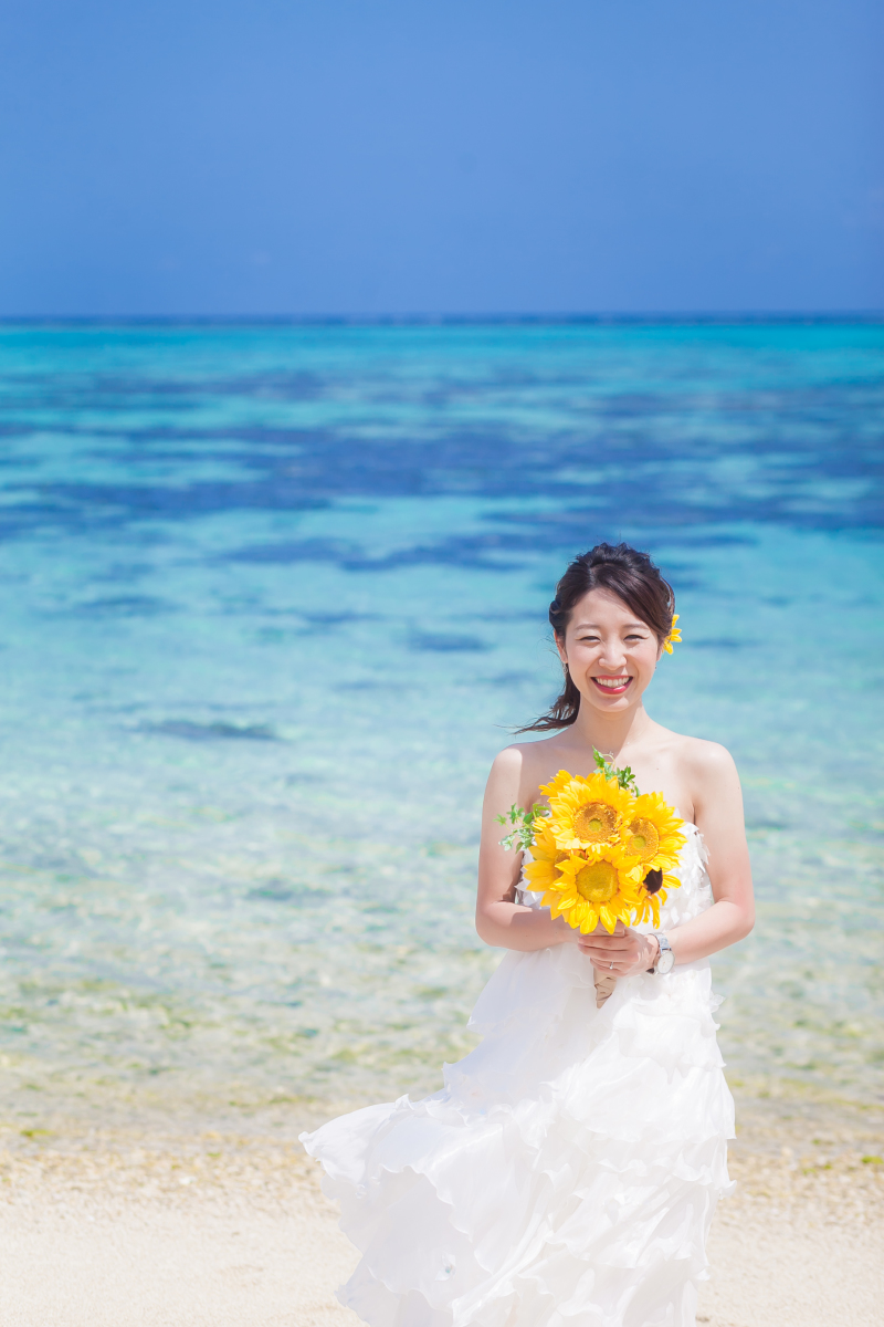 ブルー過ぎるくらいの青い海と空の下