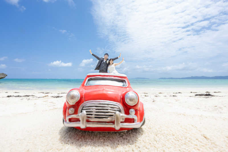 赤い車に乗って