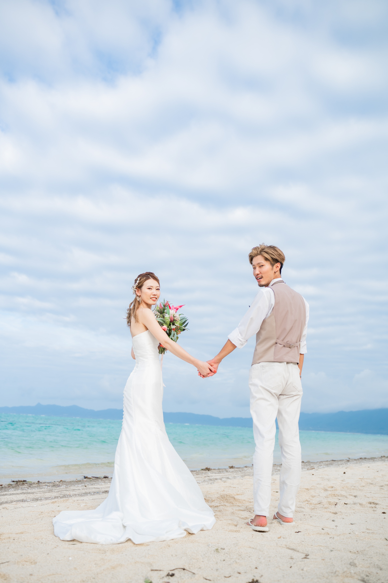 振り向きながら