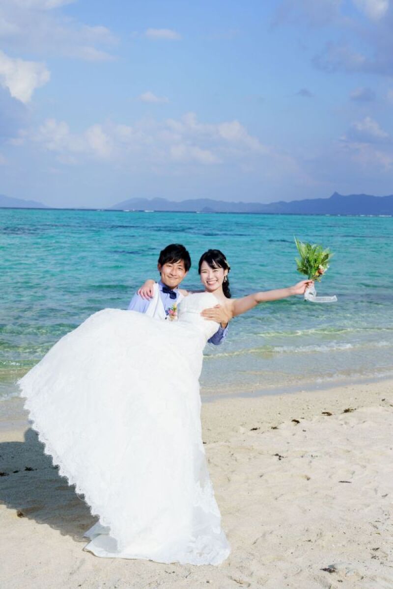 キラキラと輝く海をバックに