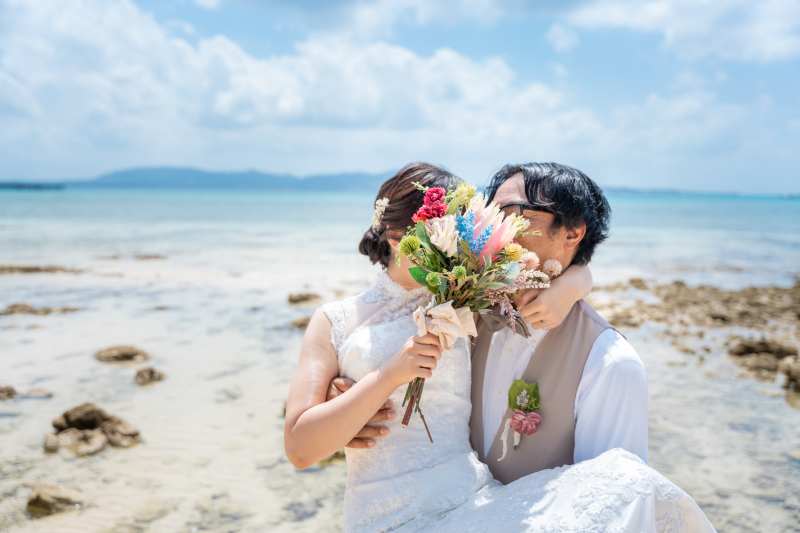 ビーチ付近の岩場もすてき。天然ビーチ撮影