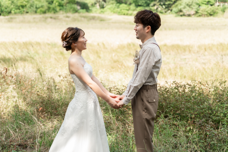 手を取り合って