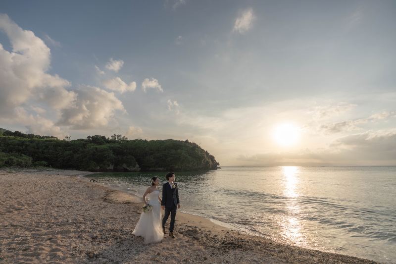 西日に照らされたビーチで