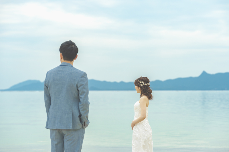 海を眺めるおふたり