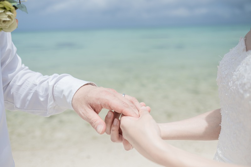 手を取り合って