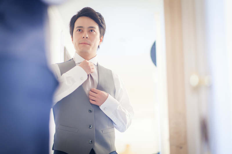 ブルーのタキシードのベストはグレー