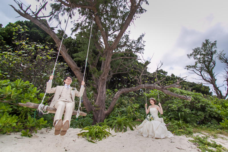 白い砂浜のブランコ