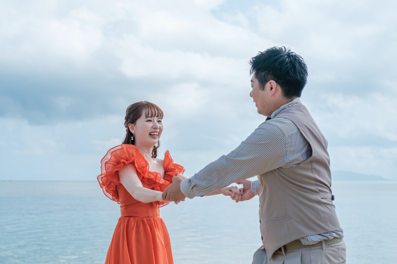 手を取り合って