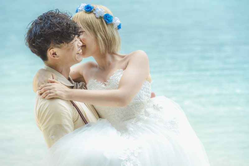 石垣ブルーを背景に