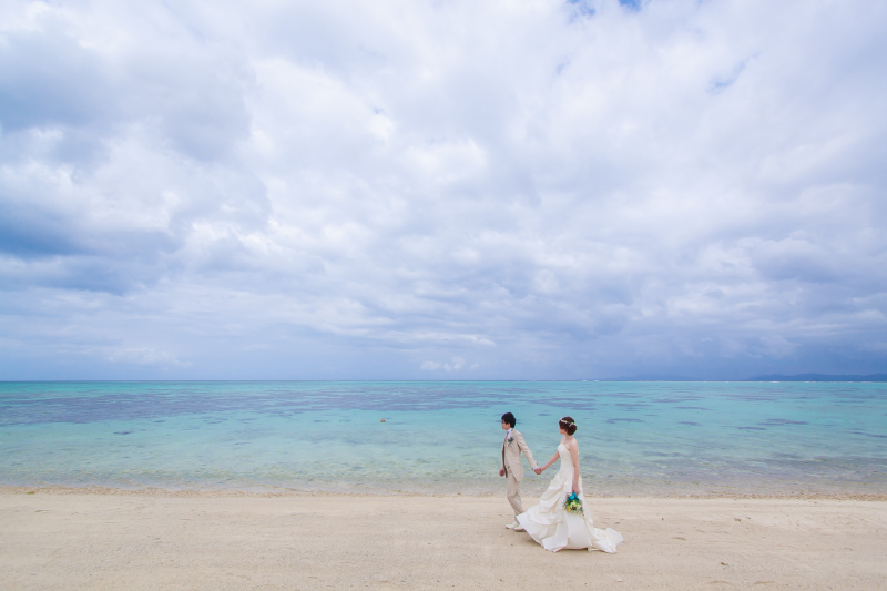 白い砂浜が二人のカーペット