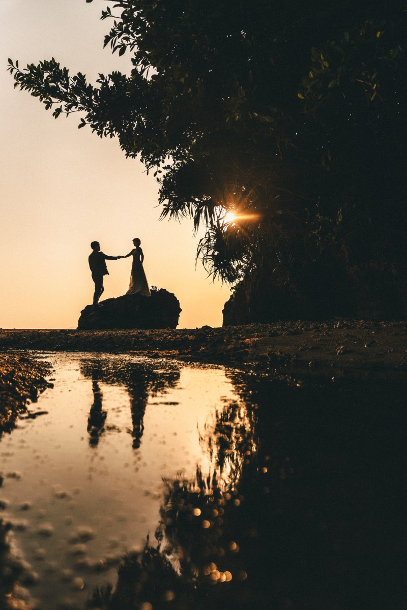 手を取り合って