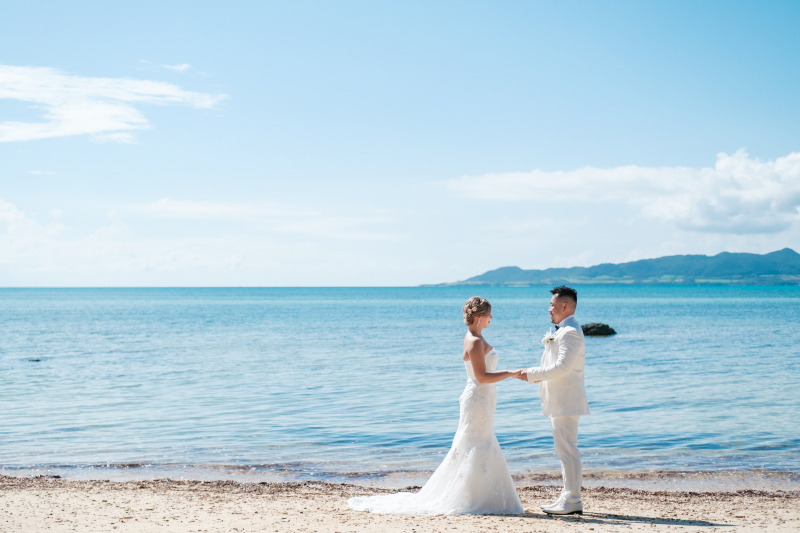 手を取り合って