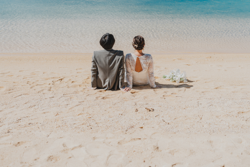 ビーチに座って