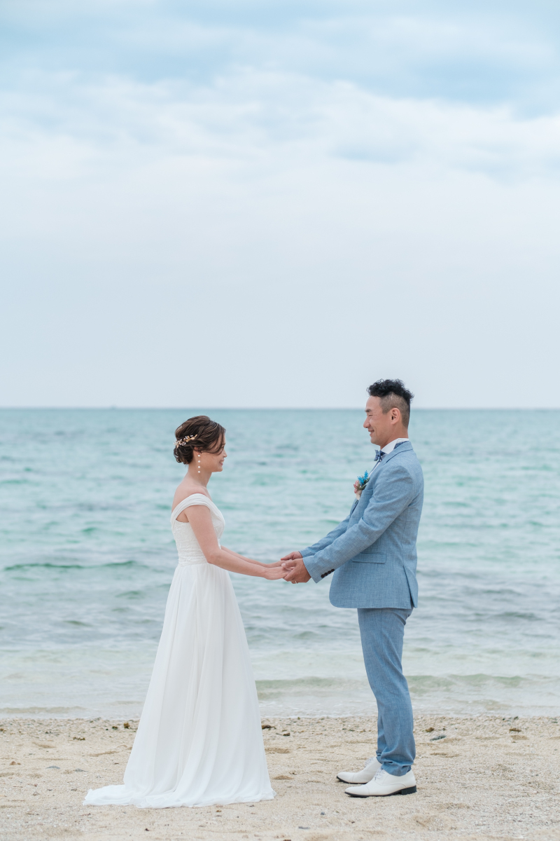 手を取り合うおふたり