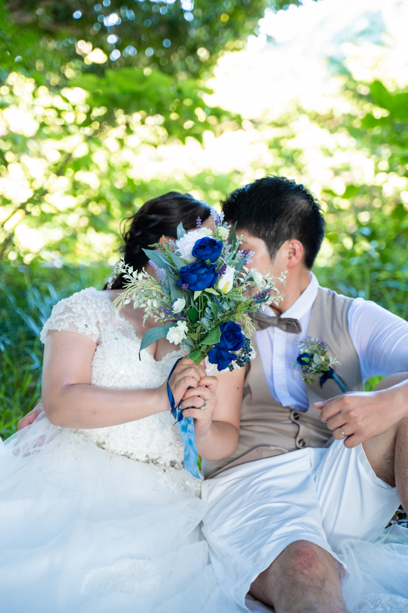 ブーケの後ろで