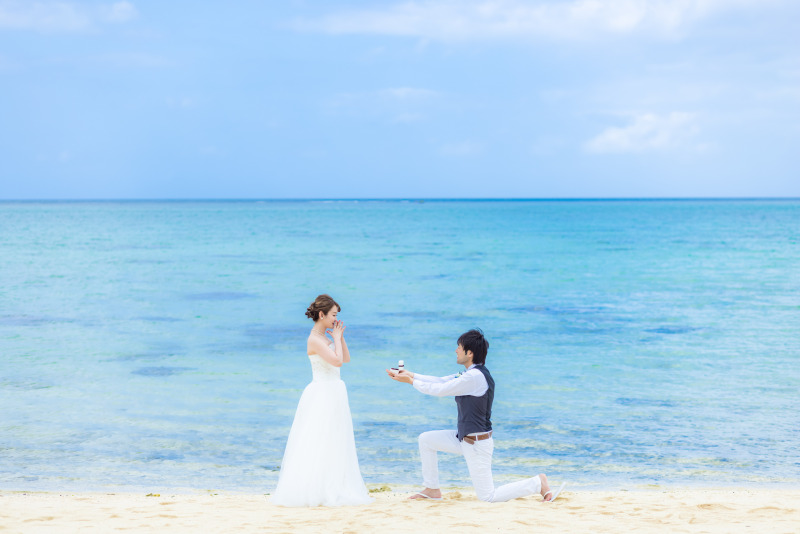 海をバックにプロポーズショット!!