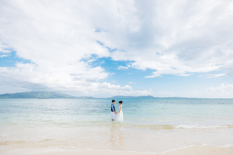 手を取り合って