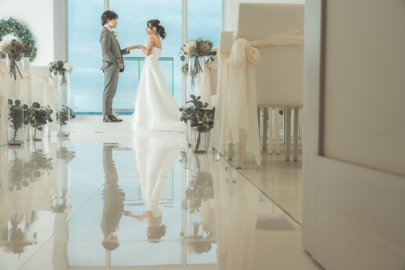 手を取り合って