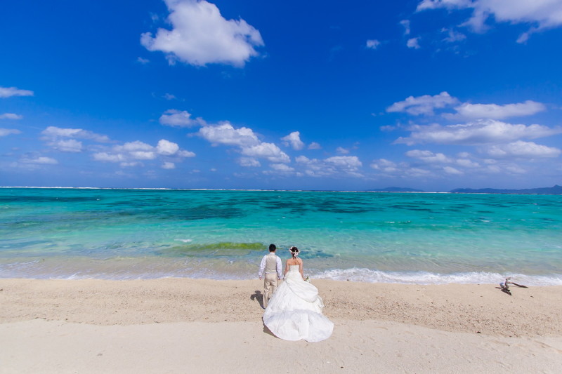 エメラルドグリーンの海をバックに