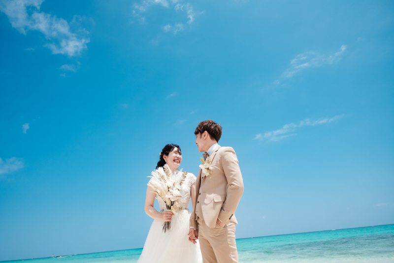 ウェディングドレスでキャッチボール