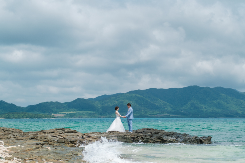 手を取り合って