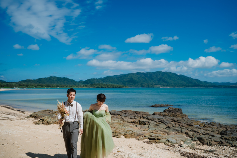青空の下、ビーチ沿いを歩く何気ない姿も思い出。