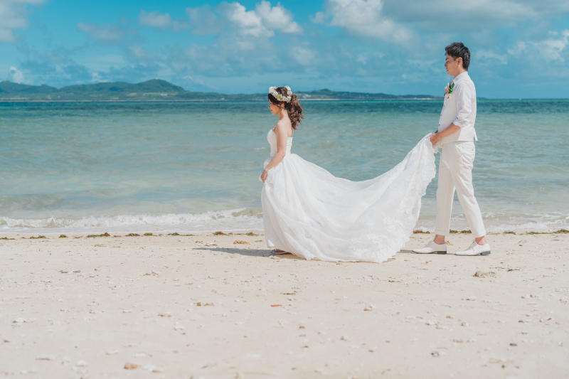 ドレスのすそを持って