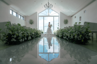 石垣ブルーの海が見えるチャペルで、心に残る1枚を。