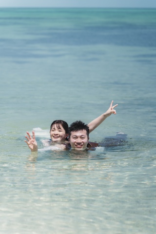capryフォトウェディング石垣島（キャプリィフォトウェディング石垣島）_【ウォーターイン撮影フォト】衣装のまま海へ！