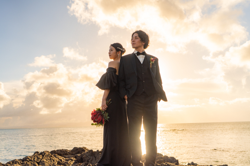 ◇◆◇サンセット×ブラックドレス＆タキシード◇◆◇石垣島ならではの自然をおふたりと共に。いつ見ても感動するほど美しいサンセット。波の音や潮の香り、その場の景色を鮮明に思い出せるような一枚を叶えます。