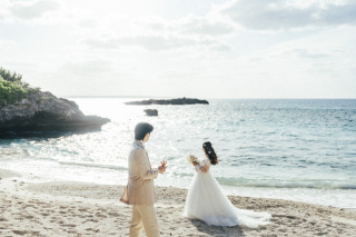 沖縄のビーチは何よりも美しく、魅力的に映ります。いつもより特別感をプラスしながら、おふたりらしい空気感と共に撮影を進めていきます。おふたりにとって大切な1日を、お手伝いさせていただけることが嬉しいです