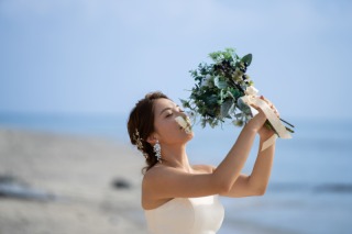 沖縄の海に訪れる景色の数々は、何度みても感動してしまうほどの美しさ。くもりでも、雲がグラデーションで染まる様子は1日としておなじものがなく、発見の連続です。皆さんもぜひ、実際に体感してみてくださいね！