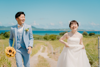 沖縄は、自然が造り出す感動的な瞬間がたくさんあります。写真を見た時に、「え！すごい！」と驚いていただけるよう、刻一刻と変化する自然をシャッターで切り取り、おふたりの宝物になるように撮影します！！