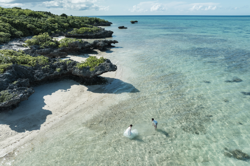 ◇◆◇ウォーターイン撮影 × ドローンショット◇◆◇
衣装のまま石垣島の海に入って撮影ができる「ウォーターイン撮影」。新郎新婦様がウォーターインを楽しんでいる姿をドローンで空撮した1枚です！