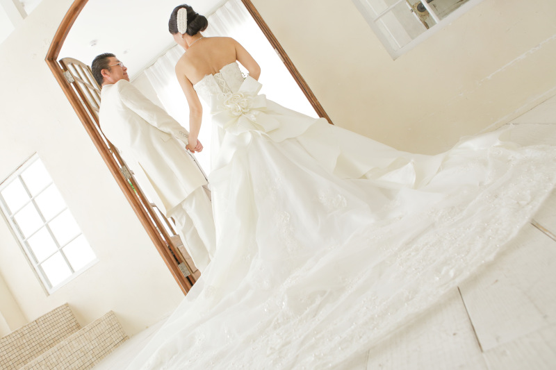 手を取り合って