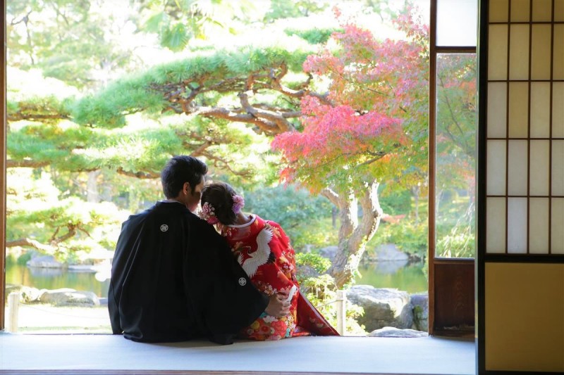 日本庭園を前に