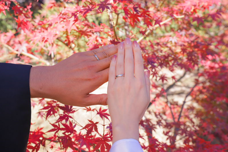 もみじをバックに♡