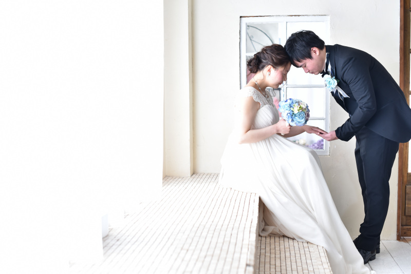 手を取り合って