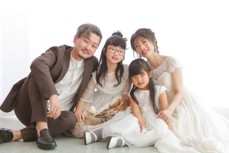 【家族(お子様)と一緒に記念撮影】スタジオ撮影・衣装1着・ファミリーベーシックプラン◇お子様衣装&データ3枚&美肌補正付き◇