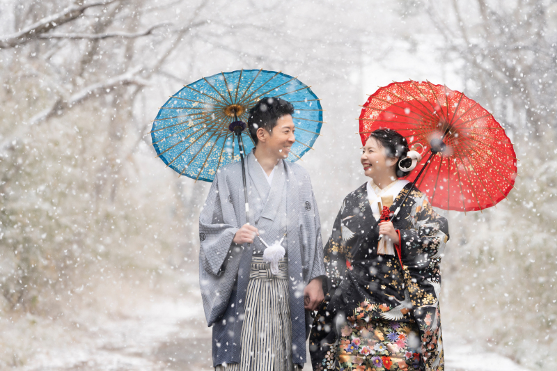 輝く笑顔とふわふわの雪