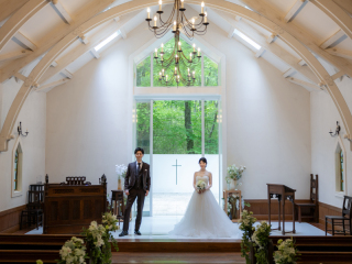 新緑に包まれるチャペルと古民家で